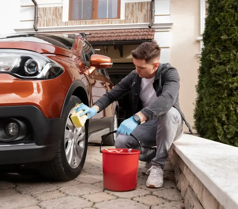 Lavage auto à domicile Saint-Geniès-de-Malgoirès : professionnel intervenant sur un véhicule